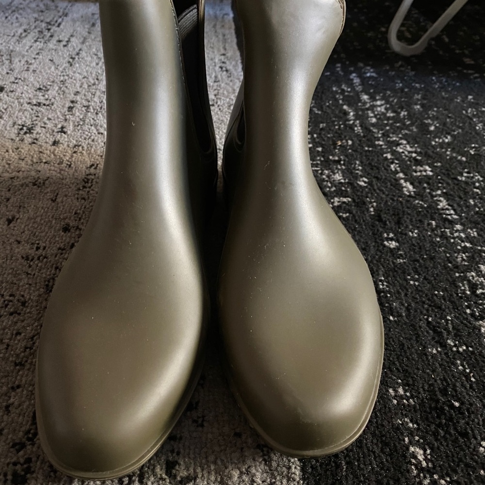 Short rain boots